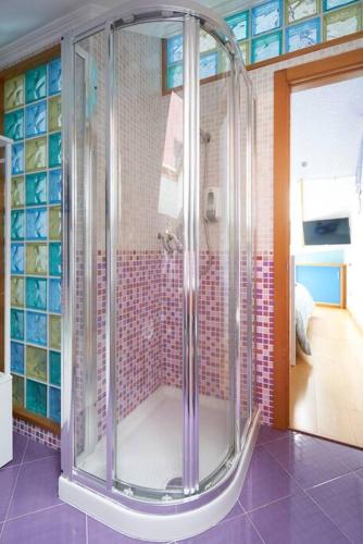 a shower in a bathroom with a tiled wall at Casa Punta Balea, en el centro in Cangas de Morrazo