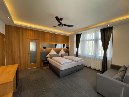 a bedroom with a bed and a ceiling fan at Uhldinger-Hof in Uhldingen-Mühlhofen