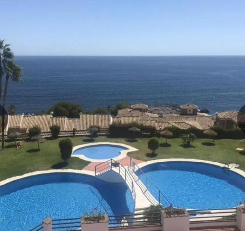 Πισίνα στο ή κοντά στο Jardines de Adnania en Marina del Este con vistas al mar