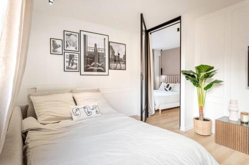 - une chambre blanche avec un lit et une chambre avec un lit dans l'établissement Luxurious 3 min walk from Eiffel Tower, à Paris