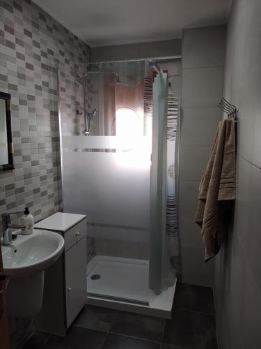 ein Bad mit einer Dusche und einem Waschbecken in der Unterkunft Apartamento Paraiso in Santa Pola