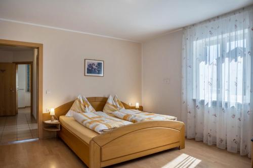 un soggiorno con divano e finestra di Valtlhof - Apt 2 a Cornaiano