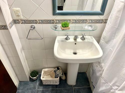 La salle de bains est pourvue d'un lavabo et d'un miroir. dans l'établissement PH en Playa Grande I hasta 4 personas, à Mar del Plata