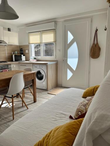 - une cuisine avec un lit et une table dans une chambre dans l'établissement Escapade et spa aux gorges du Verdon, spa ouvert juillet et août, à La Verdière