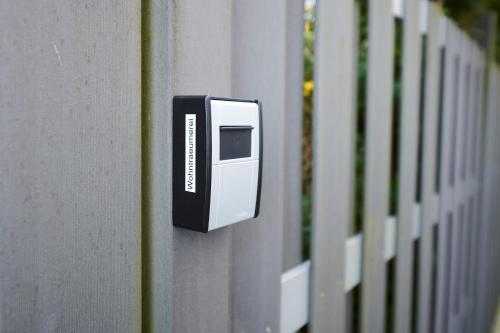 a soap dispenser on the side of a fence at Lichtdurchflutende Wohnoase-Stilvoll-ruhig-Parkplatz-Self Check-Langzeit-5 Personen in Paderborn
