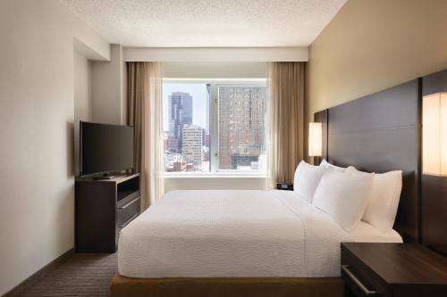 um quarto de hotel com uma cama e uma janela em Residence Inn Denver City Center em Denver