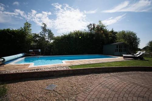 Bazén v ubytování Rural cottage with swimming pool! nebo v jeho okolí