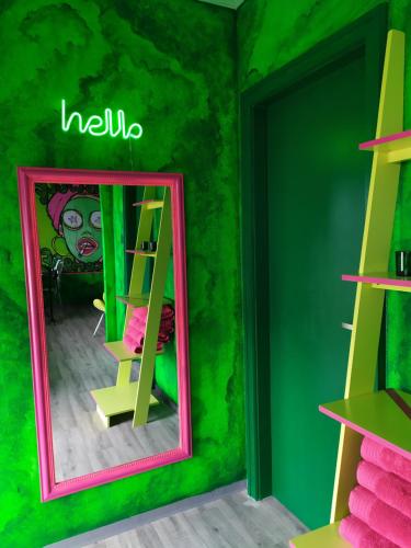 - un miroir dans une chambre avec un mur vert dans l'établissement Studio dans le bâtiment industriel de la Micro-Brasserie Radwulf, à Vieux-Ferrette