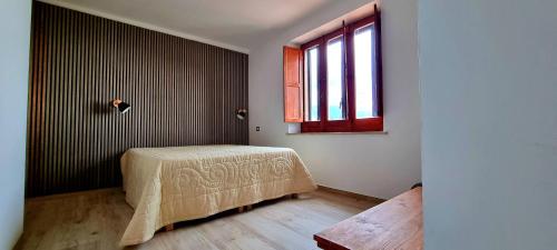 een slaapkamer met een bed en een raam erin bij Pollino House in Morano Calabro