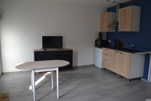 Kuchyň nebo kuchyňský kout v ubytování Studio au calme