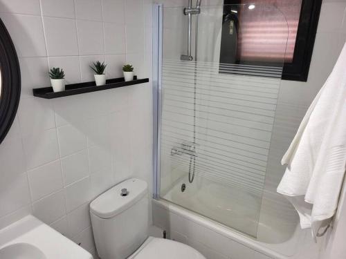 y baño blanco con aseo y ducha. en Apartamento a 100 m de la playa!, en Torroella de Montgrí
