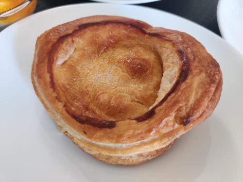 einen Kuchen auf einem weißen Teller auf einem Tisch in der Unterkunft Tenuta Sofia in Otranto