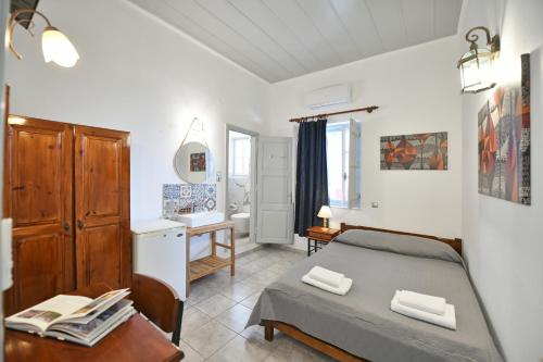 Ein Bett oder Betten in einem Zimmer der Unterkunft Delfini Hotel