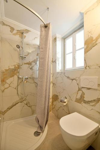 Ein Badezimmer in der Unterkunft Delfini Hotel