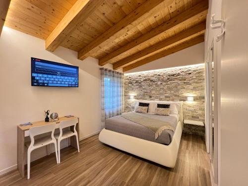 1 dormitorio con 1 cama y escritorio en una habitación en The Garden, en Volastra