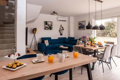 salon ze stołem i niebieską kanapą w obiekcie Apartment Mediteran w mieście Brodarica