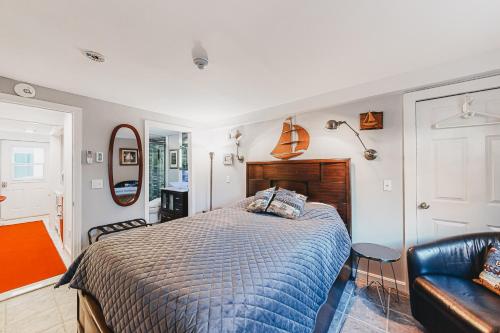 1 dormitorio con 1 cama y 1 sofá en Captivating Cottage, en Provincetown