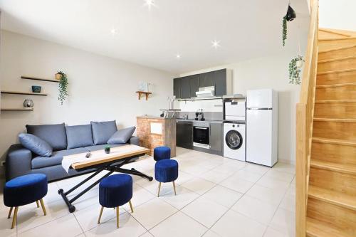 un salon avec un canapé et une table dans l'établissement La Maisonnette 20 minutes de Disney, à Villenoy