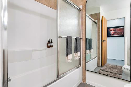 bagno con specchio e servizi igienici di The Castle House Estate a Joshua Tree