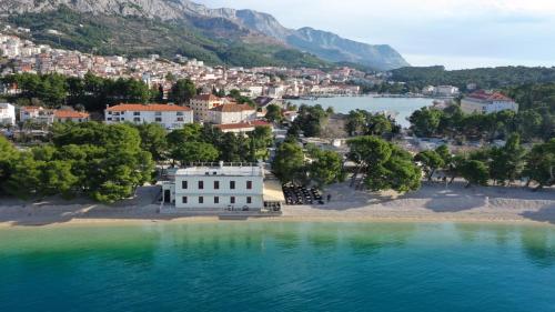 an aerial view of a town on the shore of a body of water at Beach rooms Riviera - Žuta Kuća in Makarska