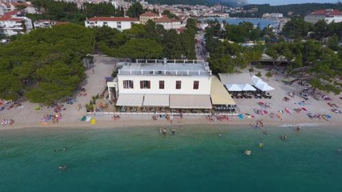 an aerial view of a beach with people in the water at Beach rooms Riviera - Žuta Kuća in Makarska