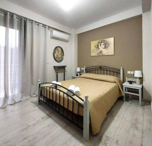 een slaapkamer met een bed en een groot raam bij Apartment in Ioannina