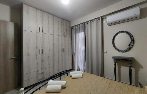 Habitación con espejo y mesa con toallas. en Apartment en Ioánina
