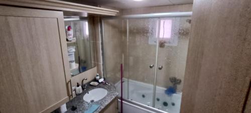 W łazience znajduje się prysznic, umywalka i wanna. w obiekcie Dreamhause 2+1 w mieście Kusadası
