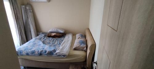 a small bed in a small room next to a door at Dreamhause 2+1 in Kusadası