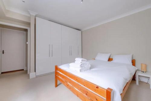 Een bed of bedden in een kamer bij Lovely 1 Bedroom with Patio - 10 mins from Hyde Park