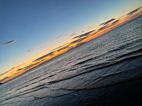 vista sull'oceano al tramonto di EMDMC Craig Tara Caravan ad Ayr