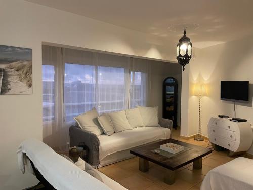 MY OCEAN HOME - Breathtaking location, Steps to the ocean, Spacious sea view, Fully Equipped and Well-Furnished with Private Entrance and High-Speed Fiber Optic Internet