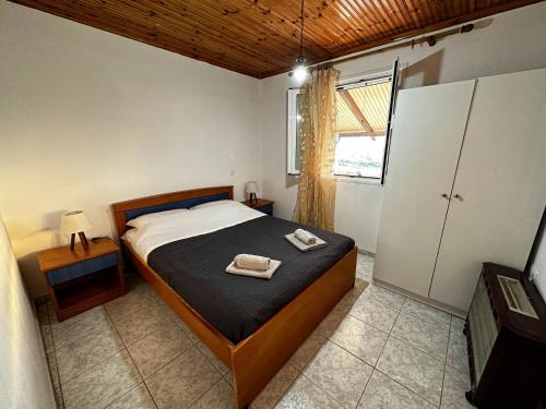 ein Schlafzimmer mit einem Bett mit zwei Handtüchern darauf in der Unterkunft The Sea At Your Feet in Epitálion