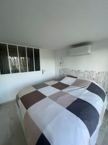 une chambre avec un lit dans une pièce avec des fenêtres dans l'établissement Olivya, au Beausset