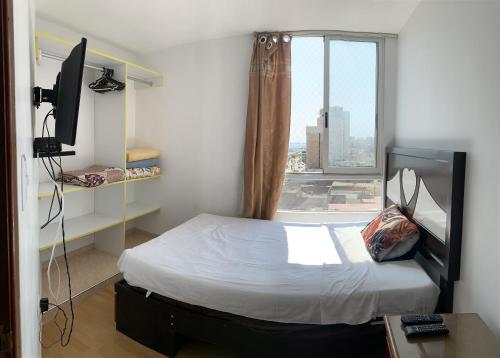 Camera piccola con letto e finestra di Apartment 03 dormitorios San Miguel a Lima