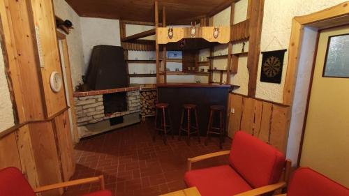 een kamer met een bar en krukken in een kamer bij Chalupa Bonanza in Jívka