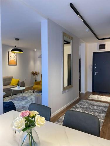 Postel nebo postele na pokoji v ubytování Rita Apartment in the heart of Pristina,Kosovo