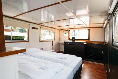 - une chambre avec 2 lits dans une petite pièce dans l'établissement Botel Maastricht, à Maastricht