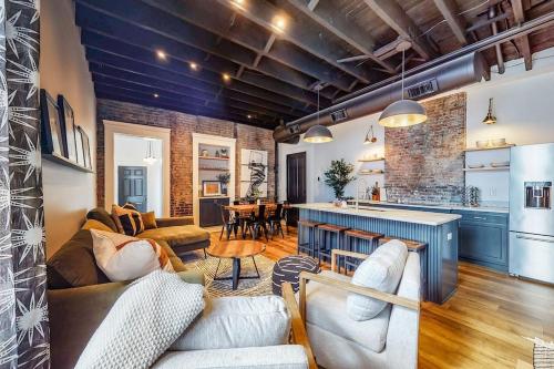 Χώρος καθιστικού στο Luxury Home Close to Nulu Downtown 4th w Kings