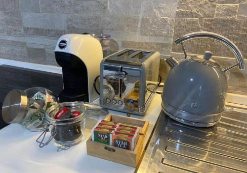 a kitchen counter with a tea kettle and a toaster at [Loft Comodo ed Elegante] • Wi-Fi e Colazione in Sanluri