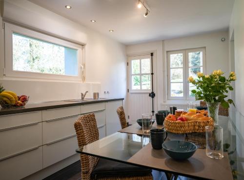 une cuisine avec une table avec un bol de fruits dessus dans l'établissement Au coeur de l'Aa, à Ouve-Wirquin