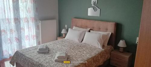 a bedroom with a bed with two towels on it at Mountainside in Vounoplagiá