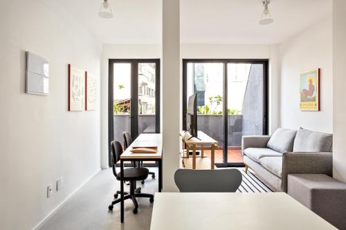 a living room with a couch and a table at Tabas - Ed. Magdalena Laura - Vila Buarque in Sao Paulo