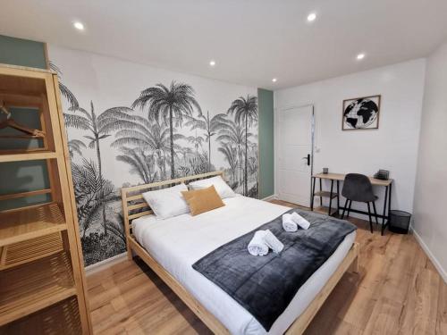 um quarto com uma cama com toalhas em L'Inattendu - Les Maisons de Madeleine em Nantes
