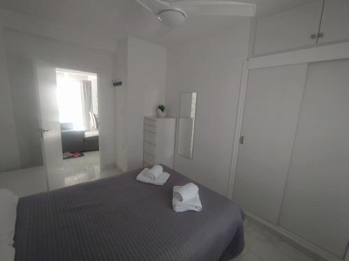 1 dormitorio con 1 cama con 2 toallas en Golf Lovers Home, en San Miguel de Salinas