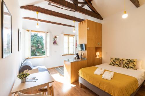 ein Schlafzimmer mit einem Bett und einem Schreibtisch in einem Zimmer in der Unterkunft 731 Costa Cabral Metro Residence in Porto