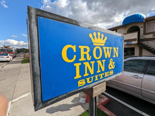 ein Schild für ein Crown Inn und Suiten in der Unterkunft Crown Inn & Suites in Spring Valley