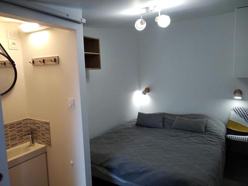 - une chambre avec un lit et deux lumières allumées dans l'établissement Maison Boisvinet Saint-Gilles-Croix-de-Vie, 4-5 p, belle cour intérieure, 200m plage, à Saint-Gilles-Croix-de-Vie