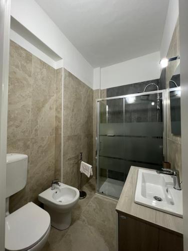 ein Bad mit einem WC, einem Waschbecken und einer Dusche in der Unterkunft LA RESIDENZA DI ADAMO in Syrakus