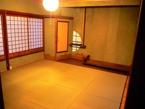 una habitación vacía con puerta y espejo en fumoku - Vacation STAY 12958v, en Chino